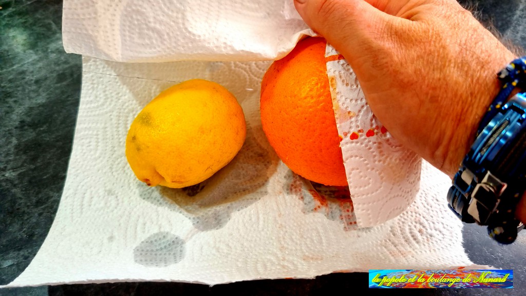 Laver puis essuyer l\\\'orange et le citron