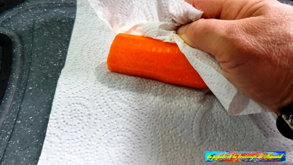 Laver puis essuyer la carotte