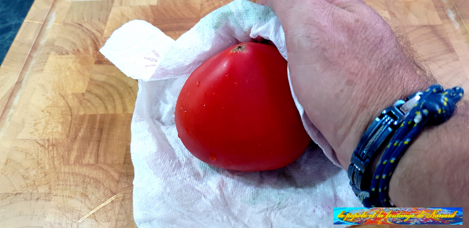 Laver puis essuyer la tomate