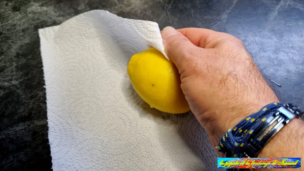 Laver puis essuyer le citron (2)
