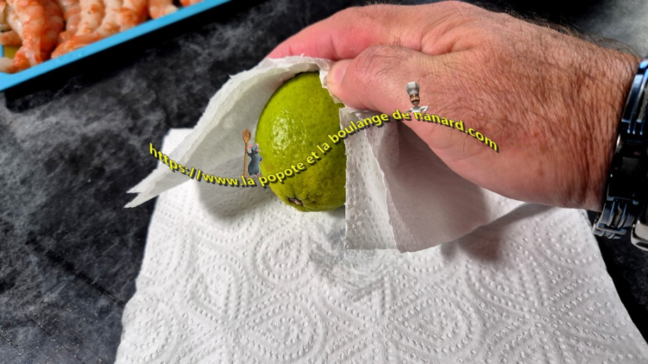 Laver puis essuyer le citron vert