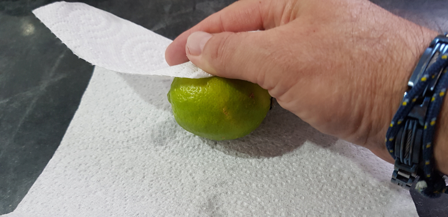 Laver puis essuyer le citron vert