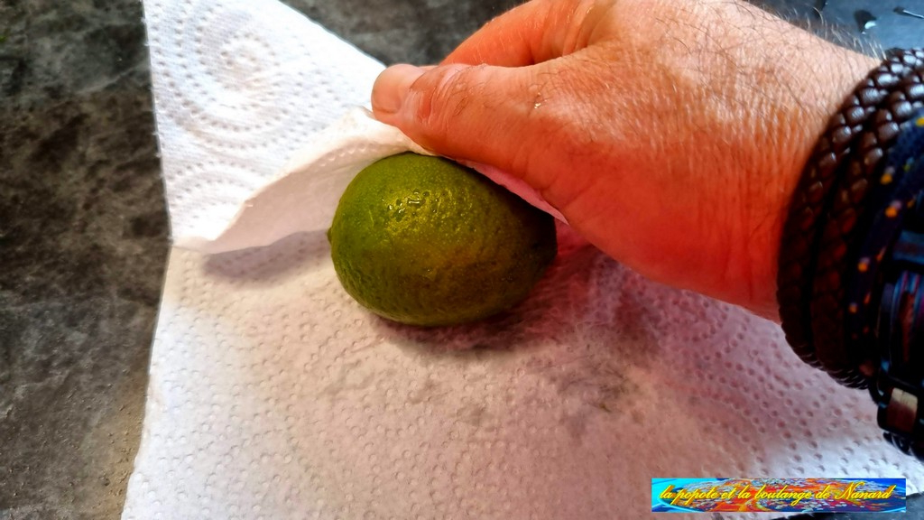 Laver puis essuyer le citron vert