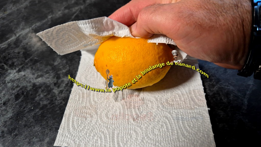 Laver puis essuyer le citron