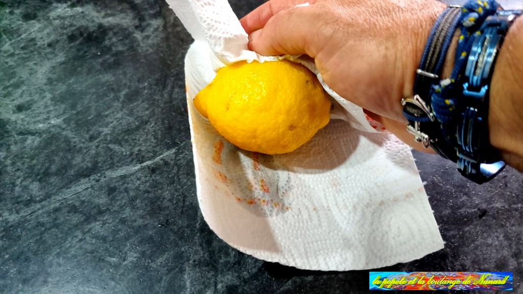 Laver puis essuyer le citron
