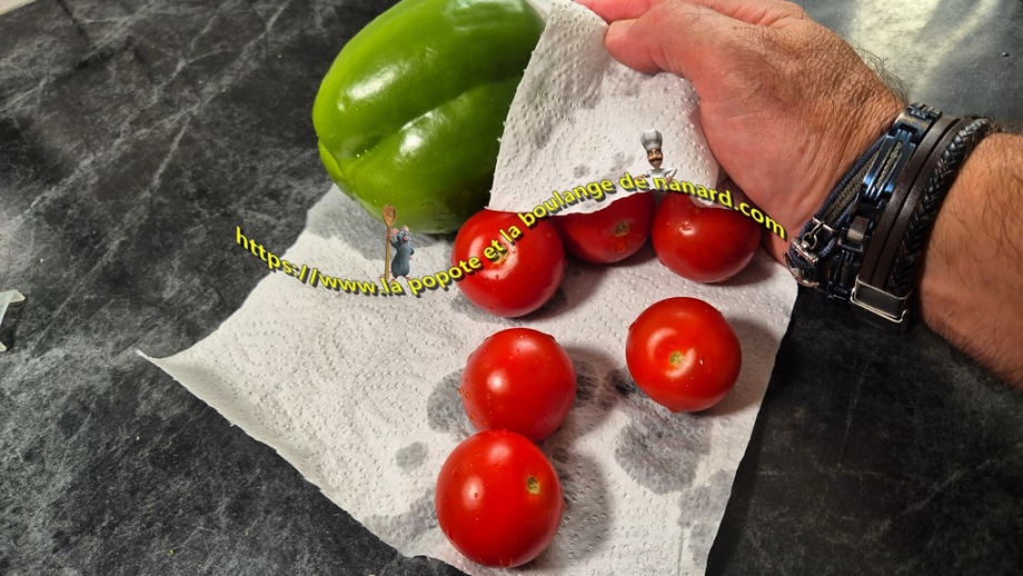 Laver puis essuyer le poivron et les tomates cocktail