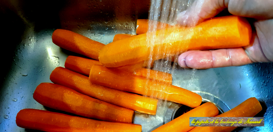 Laver puis essuyer les carottes
