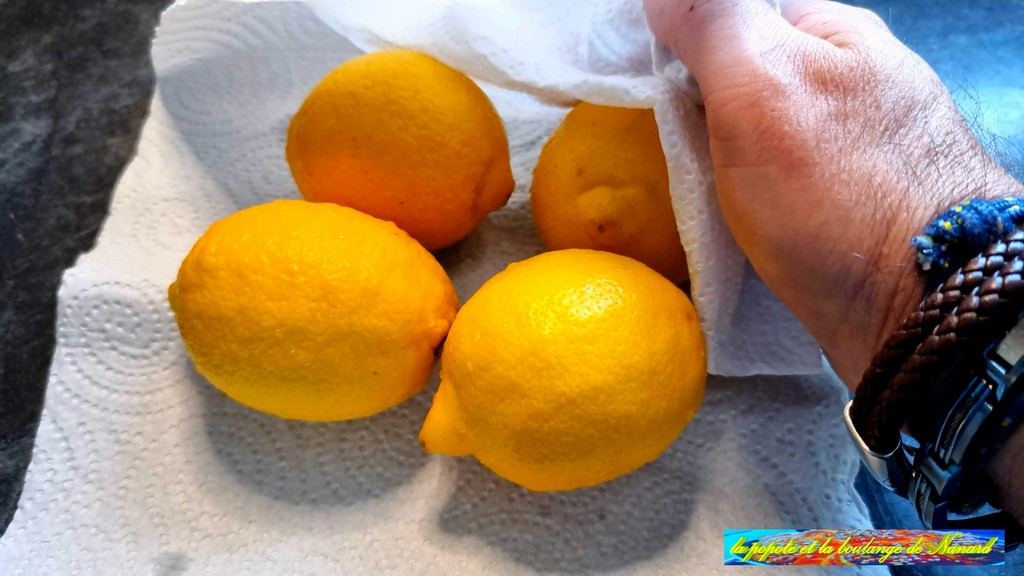 Laver puis essuyer les citrons