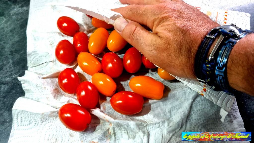 Laver puis essuyer les tomates cerise