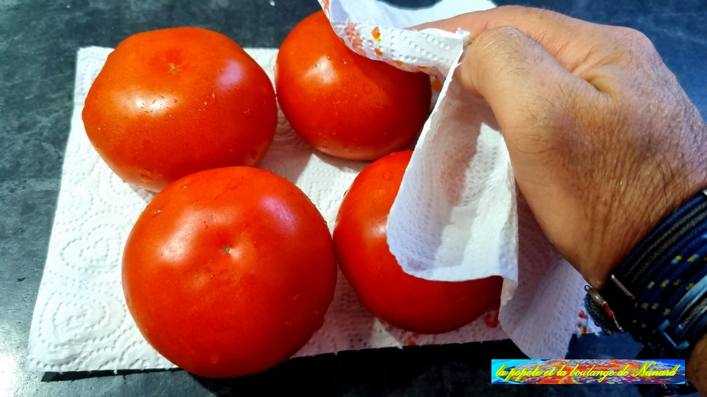 Laver puis essuyer les tomates