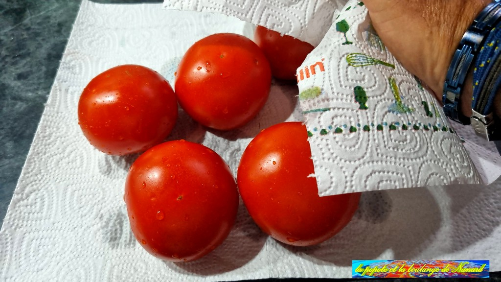 Laver puis essuyer les tomates
