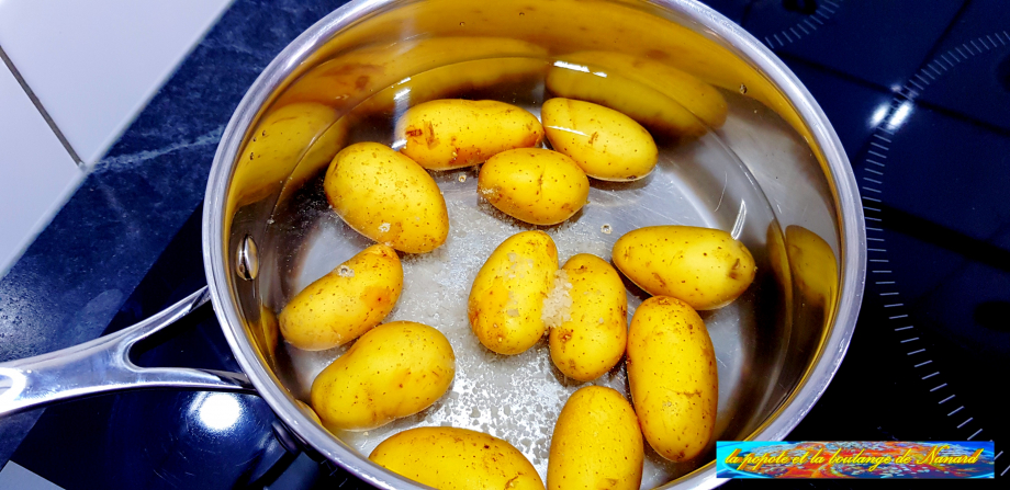 Laver puis mettre les pommes de terre à cuire, départ eau froide salée pendant 15 minutes à l\\\'ébullition