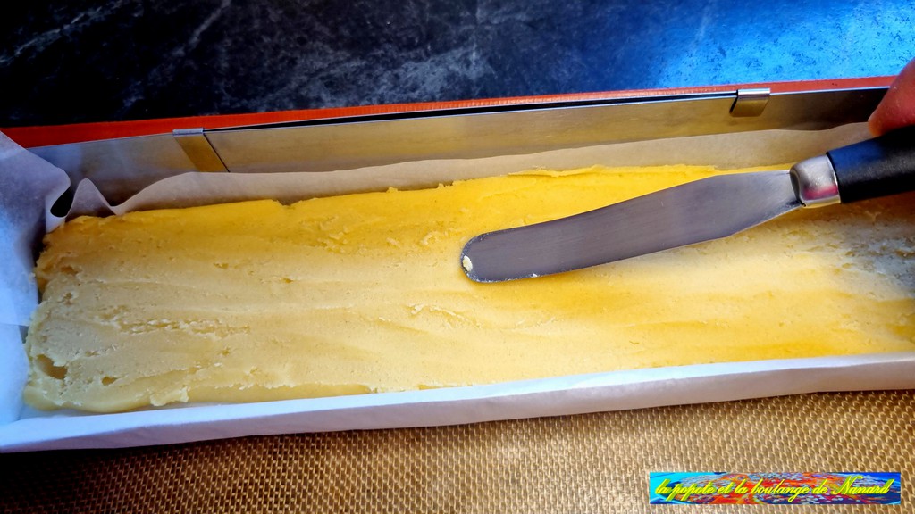 Lisser la pâte à l\\\'aide d\\\'une petite spatule à pâtisserie