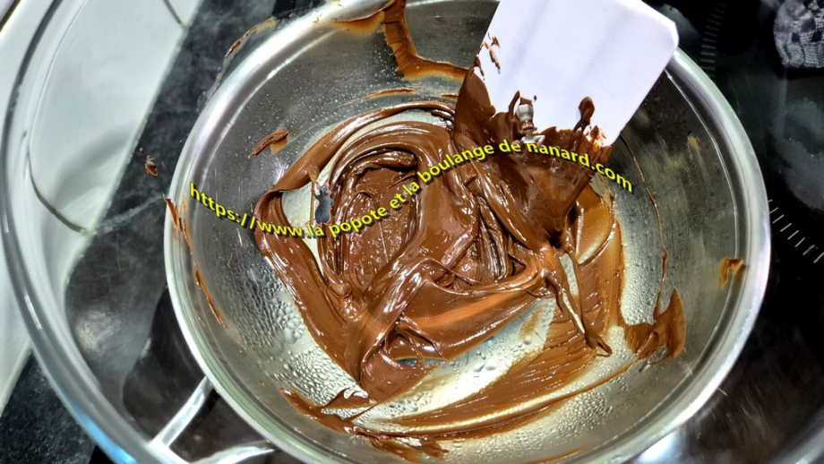 Lisser le chocolat avec une spatule souple