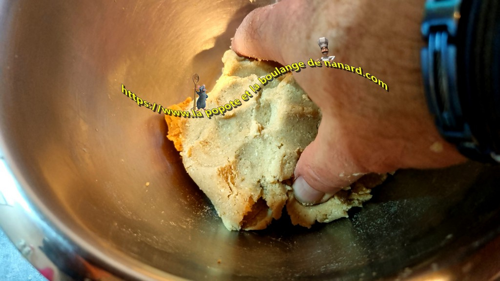 Malaxer la pâte avec les doigts pour former une pâte compacte