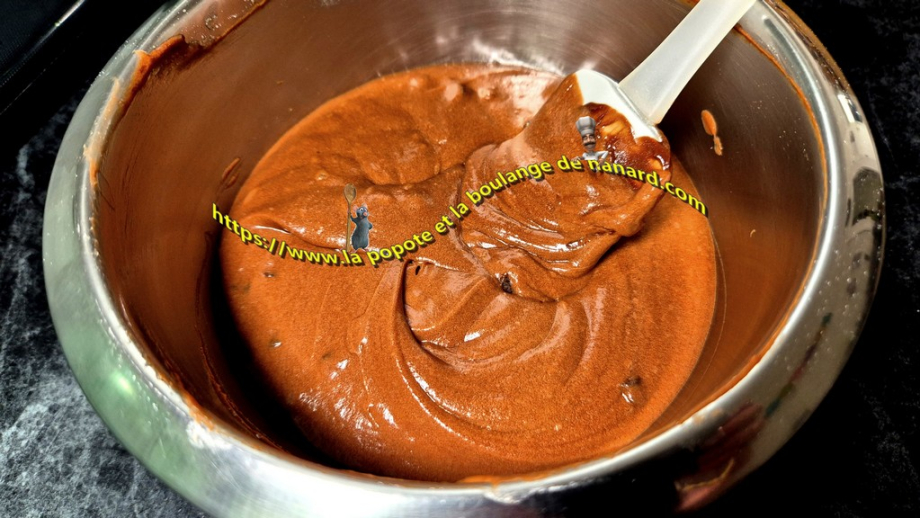 Mélanger correctement en soulevant la préparation avec la spatule souple