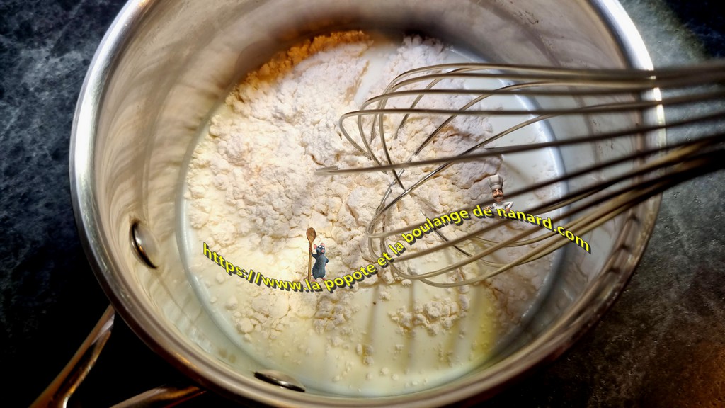 Mélanger dans une petite casserole la farine et le lait