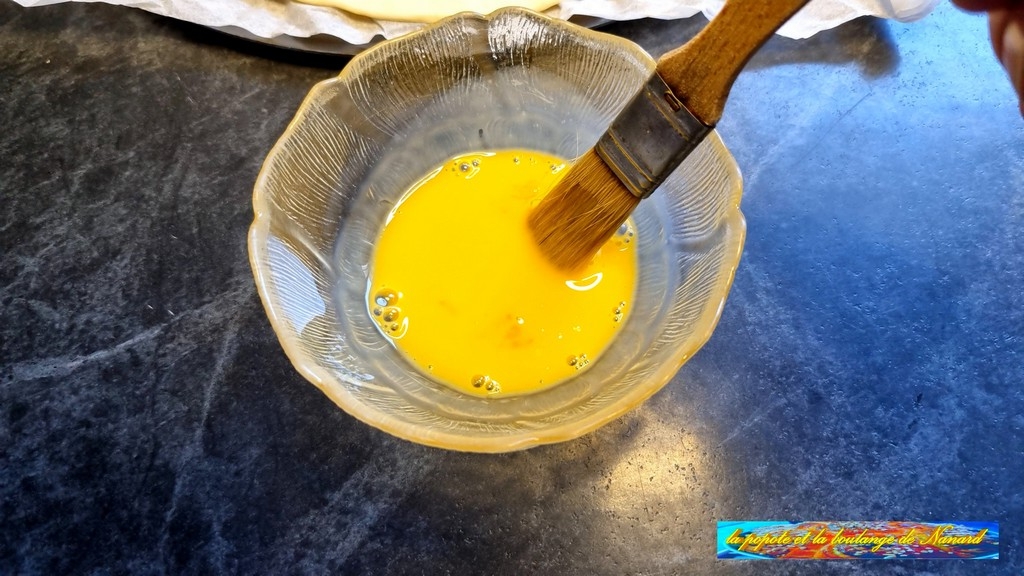 Mélanger le deuxième jaune d\\\'œuf avec une cuilère à soupe de lait