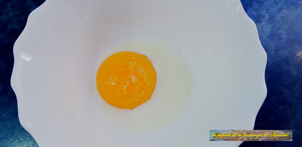 Mélanger le jaune d\\\'œuf avec le lait et une pincée de sel fin