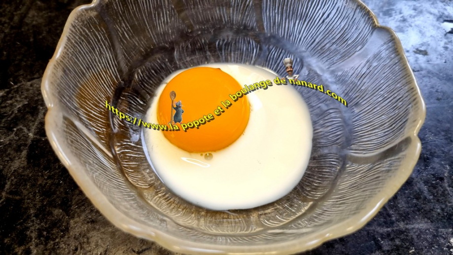 Mélanger le jaune d\\\'œuf avec une cuillère à soupe de lait