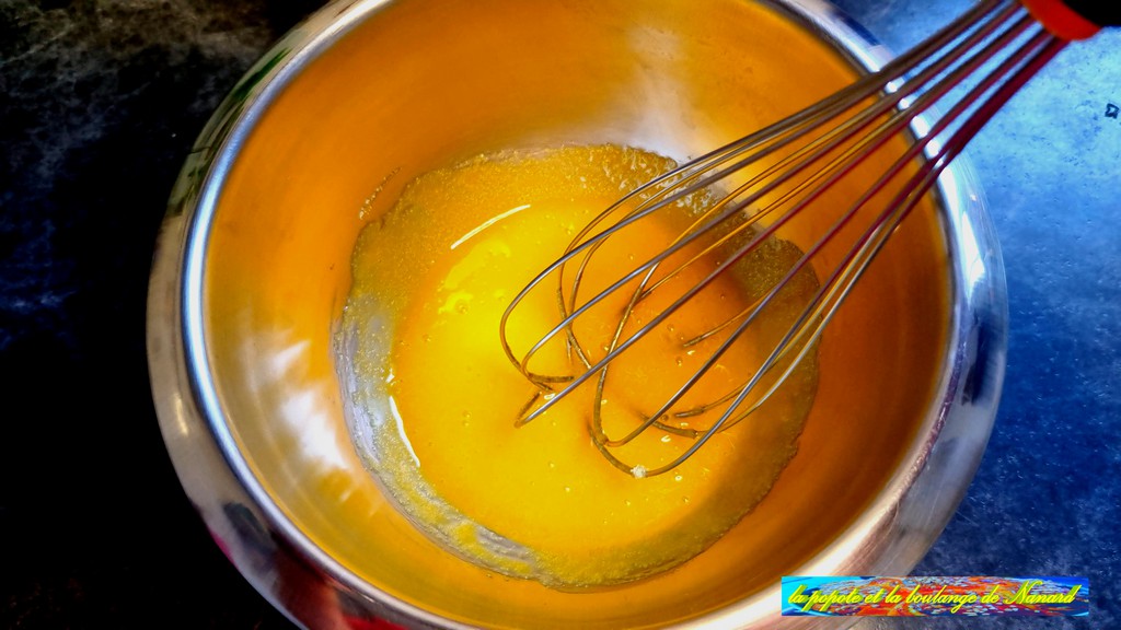 Mélanger les jaunes d\\\'œufs avec le sucre dans un cul de poule sans faire blanchir