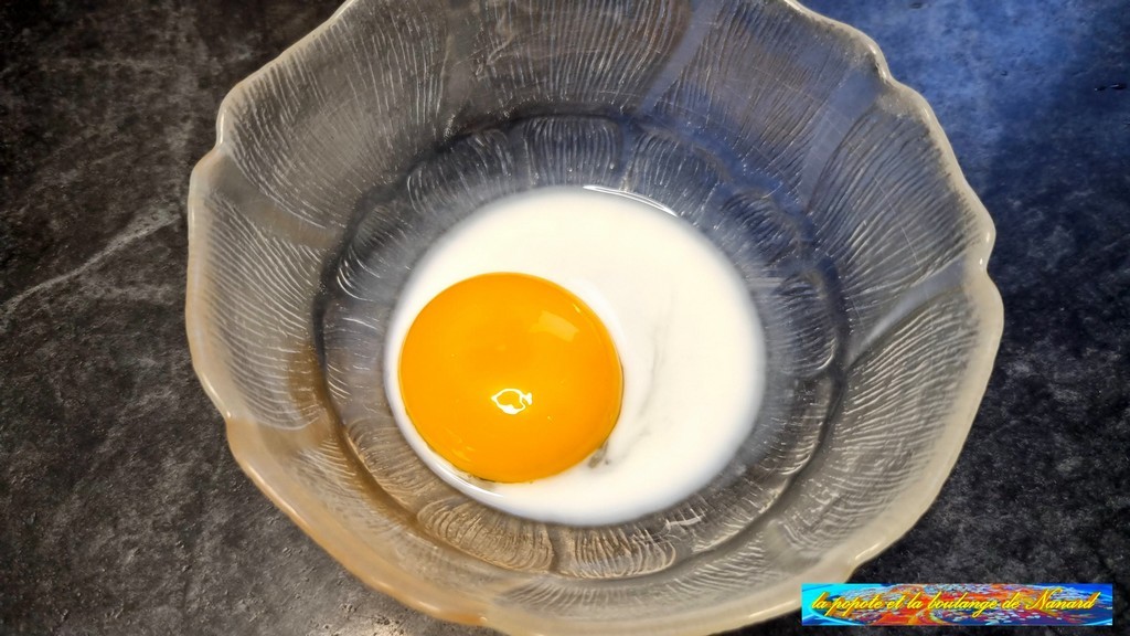 Mélanger un jaune d\\\'œuf avec 1 cuillère à soupe de lait