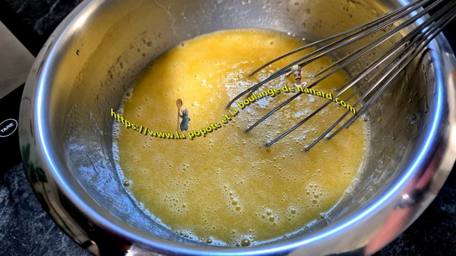 Mélanger vigoureusement au fouet à main