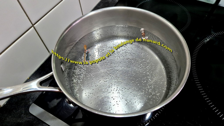 Mettre à bouilir une grande casserole d\\\'eau non salée