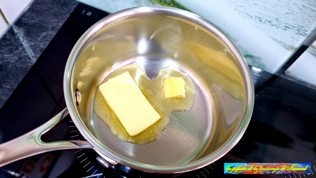 Mettre à fondre 15 gr de beurre