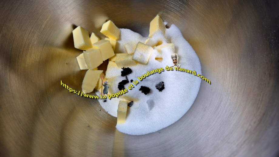 Mettre dans la cuve du robot le beurre mou en morceaux, le sucre et les grains de vanille