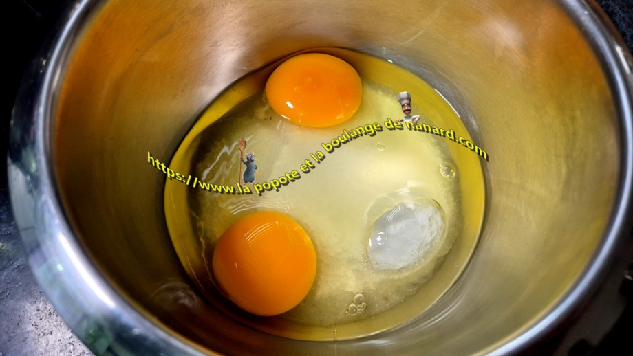 Mettre dans un cul de poule les œufs et le sucre