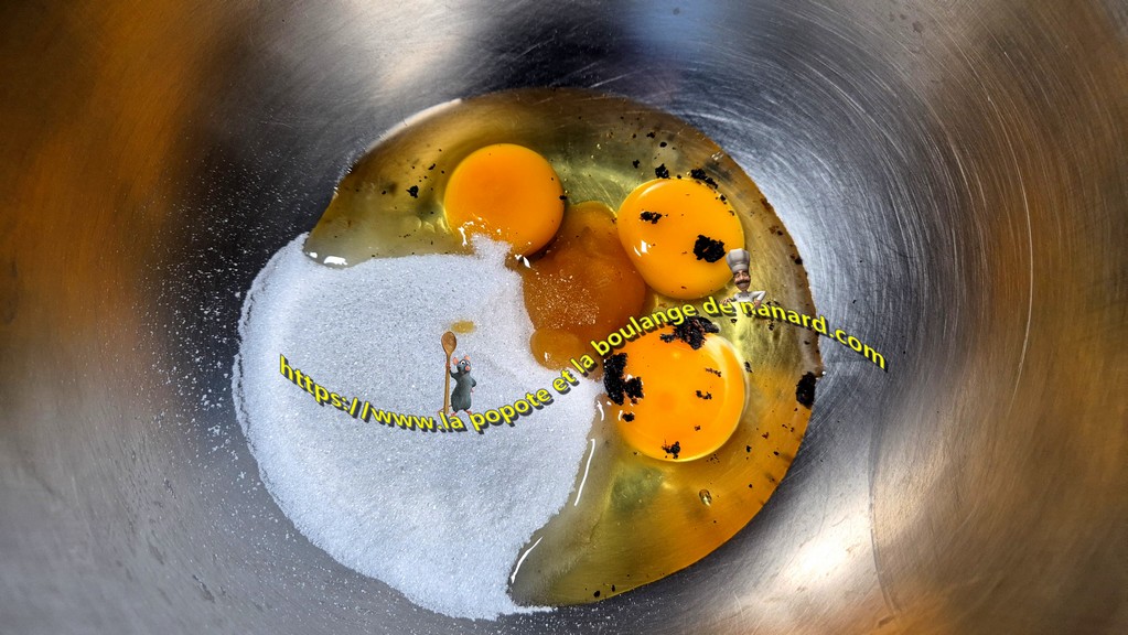 Mettre dans un cul de poule les œufs, le sucre, le miel, la fleur de sel puis les grains de vanille