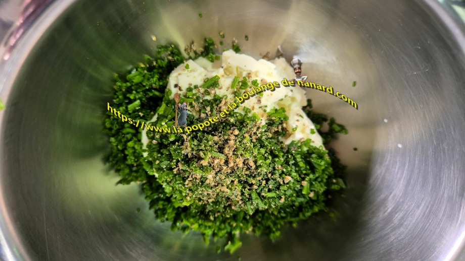 Mettre dans un petit cul de poule le fromage, la ciboulette puis assaisonner de sel fin et de poivre du moulin