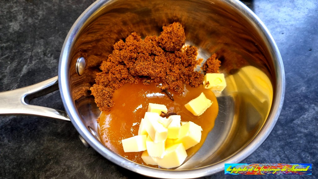 Mettre dans une casserole le miel, le sucre, le beurre coupé en dés et les clous de girofle