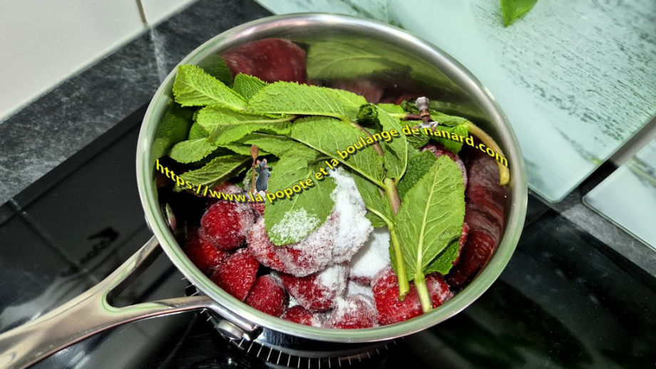 Mettre dans une casserole les fraises, le sucre et la menthe