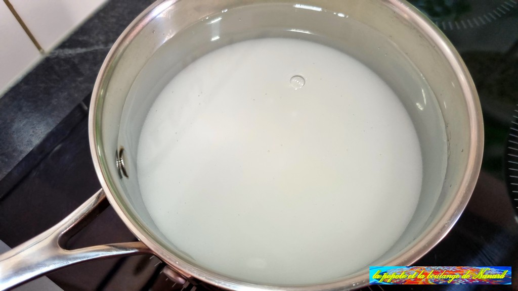 Mettre l\\\'eau du sirop avec le sucre dans une casserole