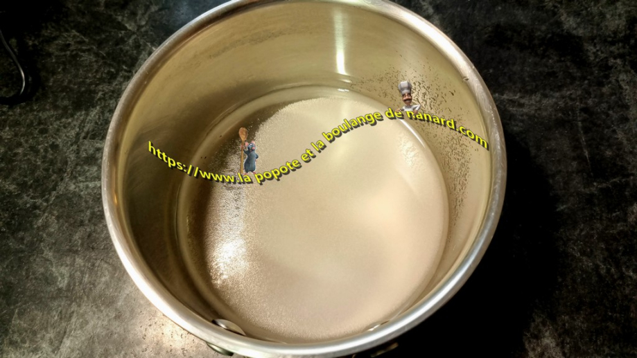 Mettre l\\\'eau et le sucre du sirop dans une petite casserole