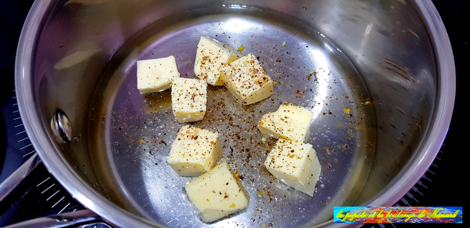 Mettre l\\\'eau, le beurre en morceaux, le sel et le poivre dans une casserole