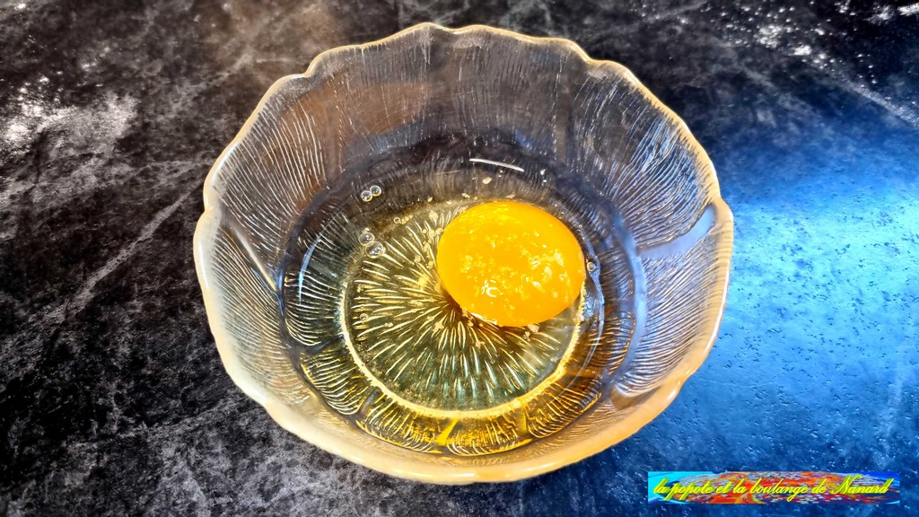 Mettre l\\\'œuf avec une pincée de sel fin dans un ravier