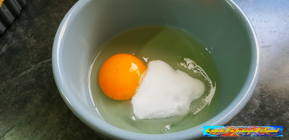 Mettre l\\\'œuf et le sucre dans un grand bol