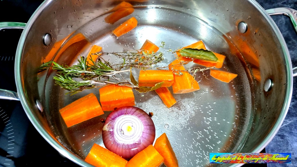 Mettre la carotte, l\\\'oignon et les herbes dans le faitout puis porter à ébullition