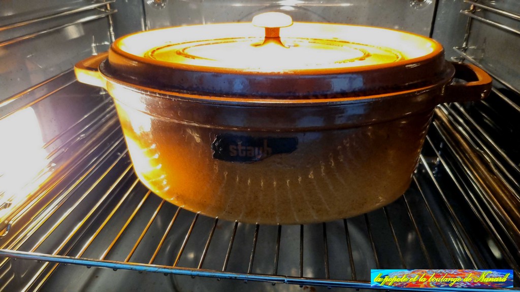Mettre la cocotte au four avec son couvercle à 150°C pendant 1H45