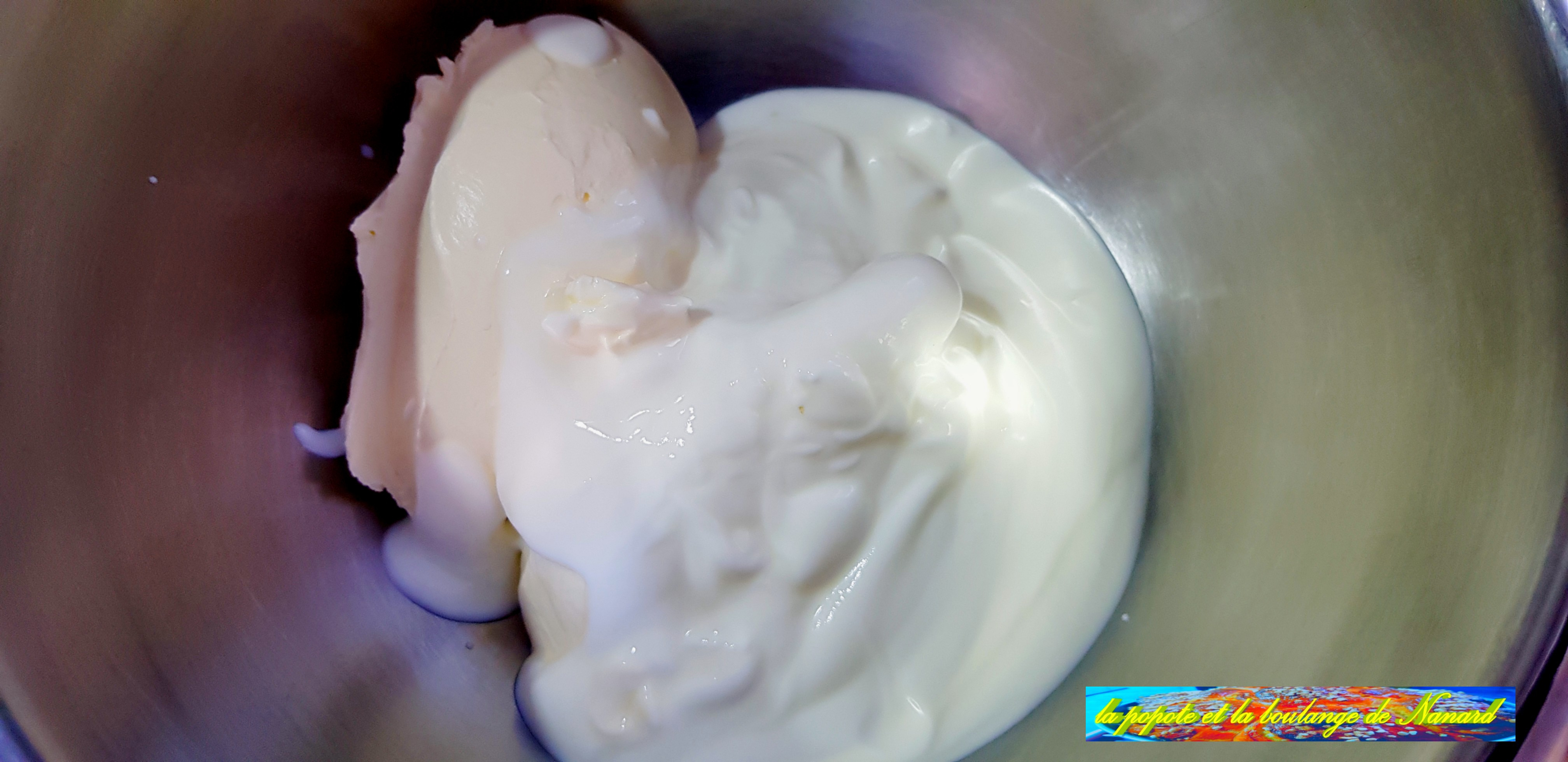 Mettre la crème et le yaourt dans un cul de poule