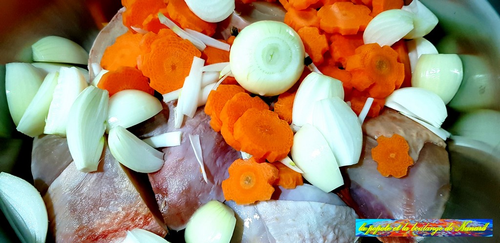 Mettre la découpe de coq, les oignons, les carottes et la garniture aromatique dans un grand récipient
