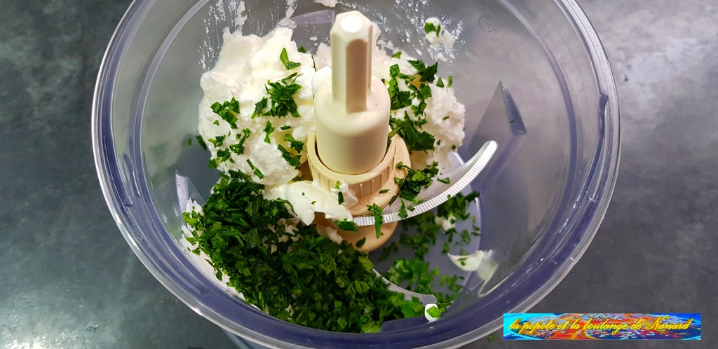 Mettre la faisselle, la crème épaisse et le persil dans le bol du mixeur