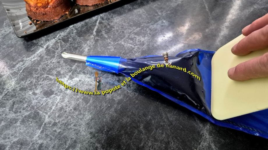 Mettre la ganache dans une poche munie d\\\'une douille à garnir