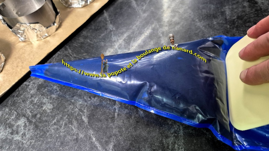 Mettre la pâte à brownie dans une poche sans douille, en coupant l\\\'extrémité