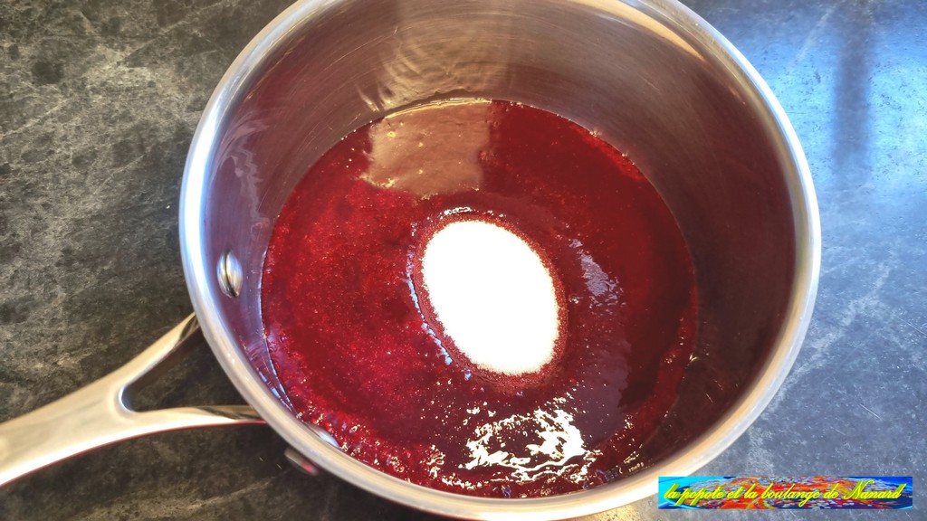 Mettre la purée de fruits rouges et les 25 gr de sucre dans une casserole