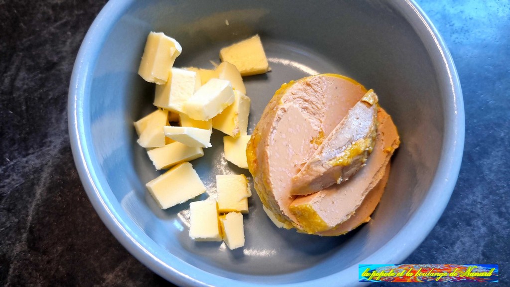 Mettre le beurre bien mou avec le foie gras dans un ravier