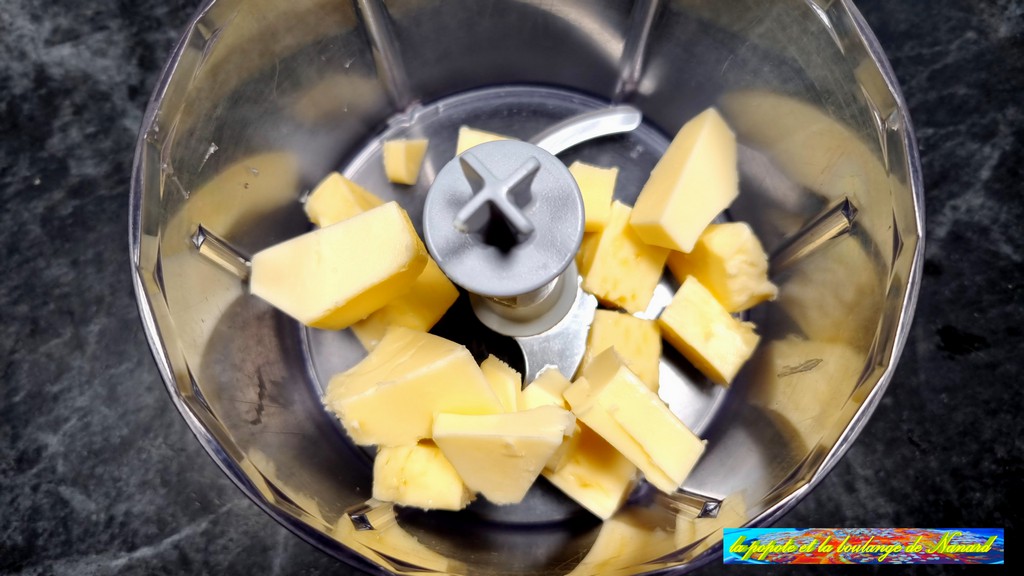 Mettre le beurre en morceaux bien mou dans le bol du hachoir